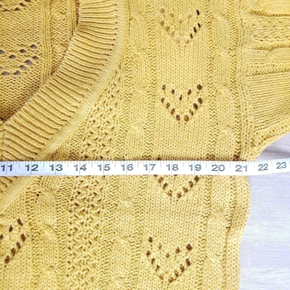 VINTAGE Wheat Yellow V-neck Cable Knit Sweater size Medium - Picture 8 of 10
